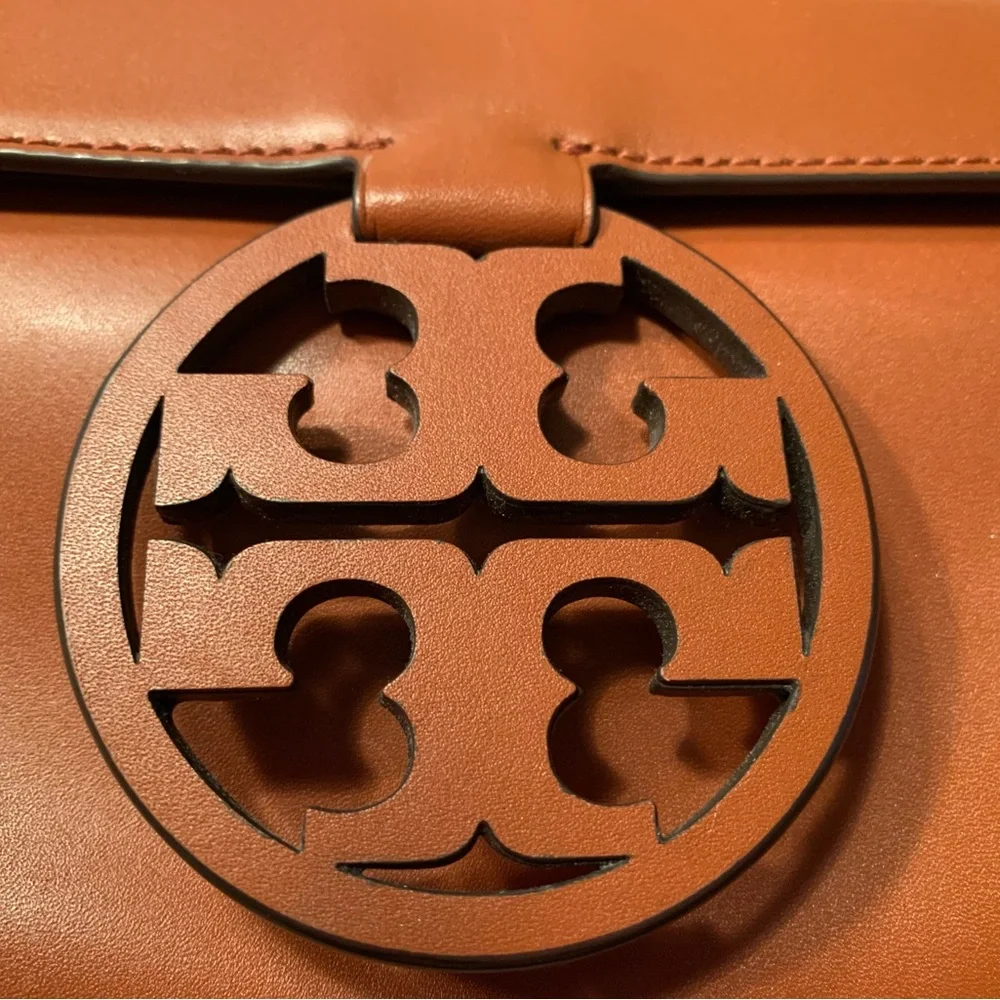Tory Burch Women’s Miller Clutch Aged Camello EUC/Small lip gloss stain Used 2xs